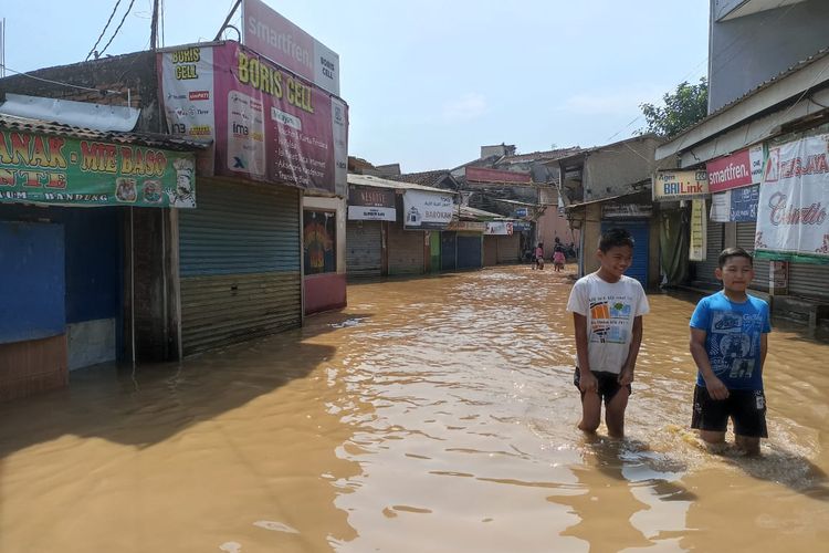 Banjir yang melanda Kampung Bojong Asih, Desa Dayeuhkolot, Kecamatan Dayeuhkolot, Kabupaten Bandung, Jawa Barat sudah berangsur surut. Banjir sempat mencapai ketinggian 2 meter dan melanda 13 RW