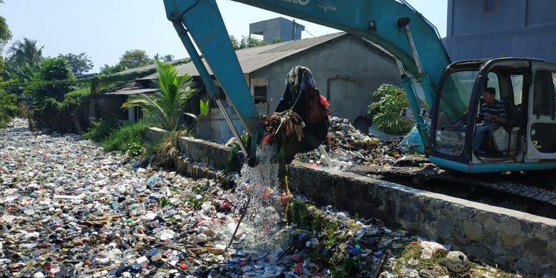 Sampah yang memenuhi Kali Bahagia atau Kali Busa di Kelurahan Bahagia, Kecamatan Babelan, Kabupaten Bekasi dibersihkan, Kamis (1/8/2019).
