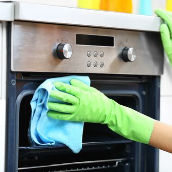 Ilustrasi membersihkan dapur dan oven.