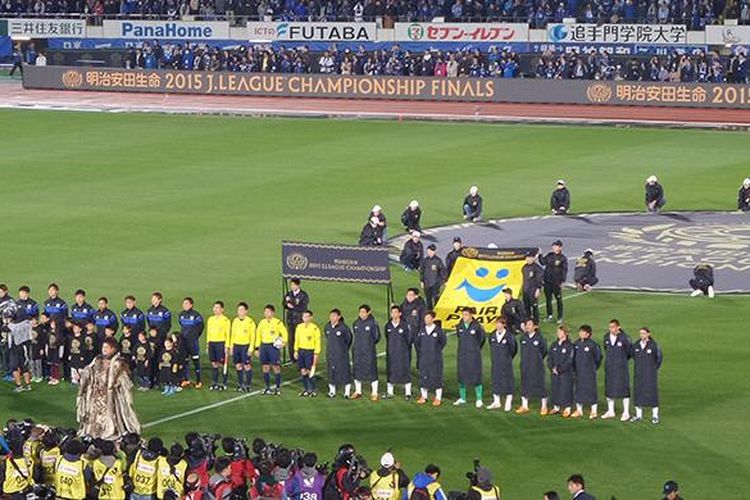 Gamba Osaka dan Sanfrece Hiroshima bersiap melakukan kick-off final pertama J1 League di Osaka Expo '70, Rabu (2/12/2015). 