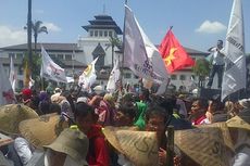 Ribuan Buruh Tani dan Mahasiswa Tutup Jalan di Gedung Sate