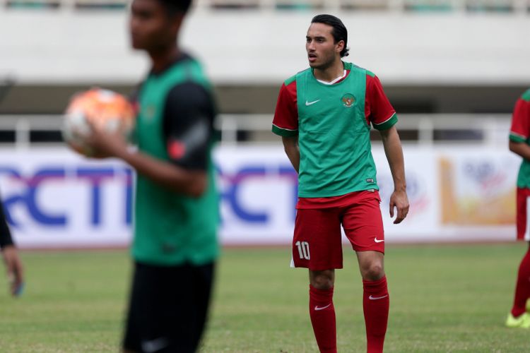 Pemain timnas Indonesia, Ezra Walian saat pemanasan pertandingan persahabatan Indonesia melawan Myanmar di Stadion Pakansari, Cibinong, Bogor, Jawa Barat, Selasa (21/3/2017). Indonesia kalah 1-3 melawan Myanmar. KOMPAS IMAGES/KRISTIANTO PURNOMO