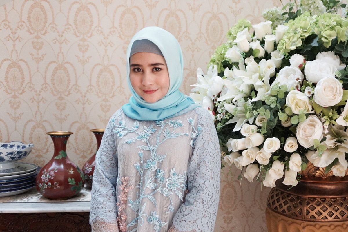 Artis peran Prilly Latuconsina saat merayakan Hari Raya Idul Fitri di kediaman sang kakek di kawasan BSD, Tangerang Selatan, Jumat (15/6/2018).