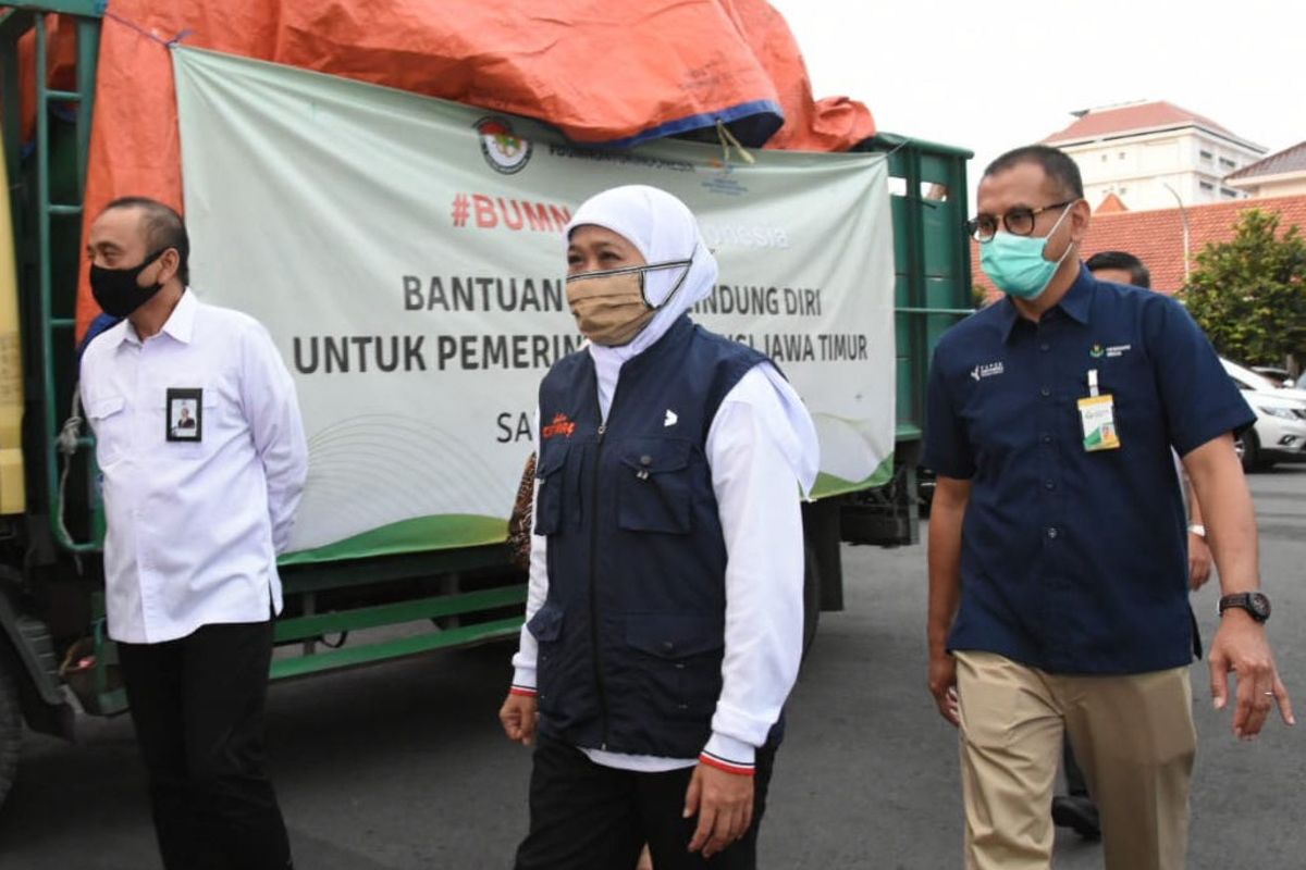 Direktur Utama PT Petrokimia Gresik Rahmad Pribadi (kanan) bersama Gubernur Jawa Timur Khofifah Indar Parawansa (tengah), saat penyerahan bantuan beberapa waktu lalu.