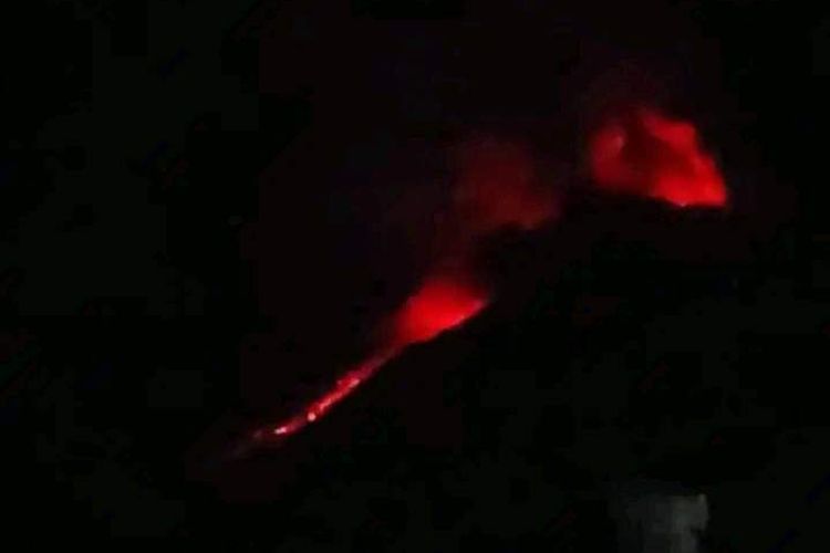 Sinar api teramati di puncak gunung Lewotobi Laki-laki pada Kamis (11/1/2024) pukul 01.00 Wita.