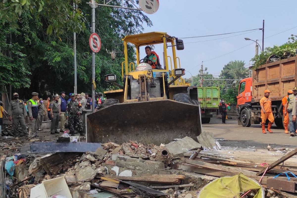Petugas PPSU Kelurahan Pejaten Timur sedang meratakan tanah agar tidak ada lagi lapak-lapak liar di sekitar jalan tembus yang baru selesai dibangun di wilayah Pejaten Timur, Jakarta Selatan, Senin (13/3/2023) 