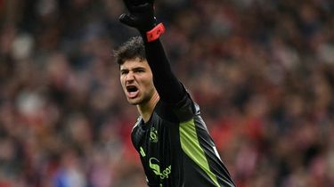 Trik Jitu Senne Lammens Segel Tempat Utama di Manchester United