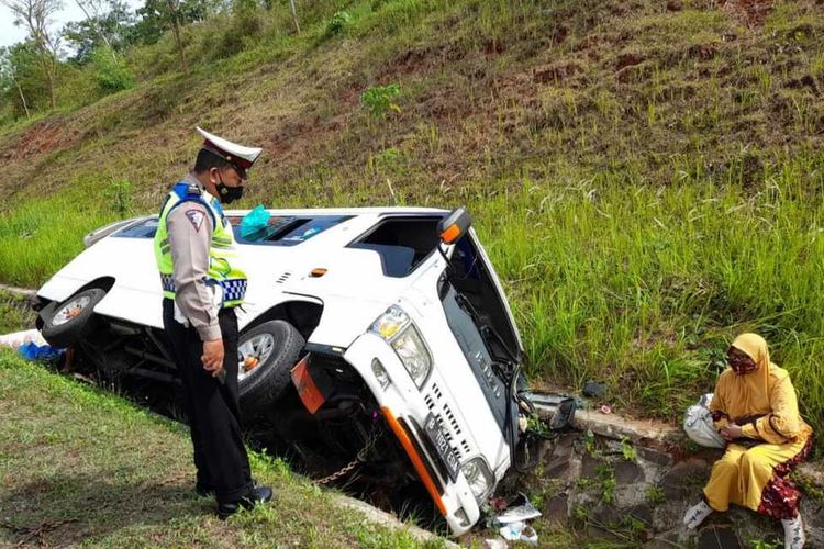Sebuah mobil travel terperosok parit di tol Cipali kilometer 92, Kalijati, Subang, Jawa Barat, Rabu (20/10/2021) sekitar pukul 08.30 WIB. Satu orang tewas akibat kecelakaan itu.