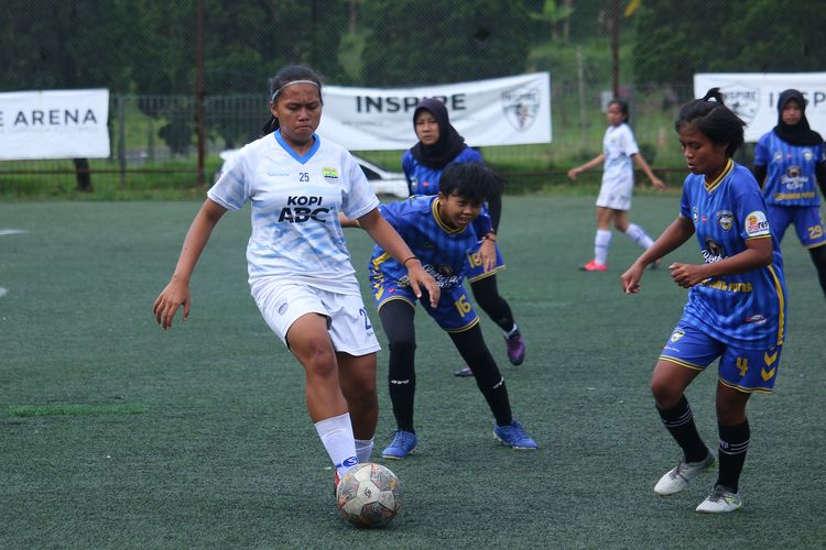 Neng Resti Agustiani pemain Persib Putri menguasai bola di tengah sergapan pemain W4 Ciparay FC dalam laga uji coba sebelum Persib berjuang di Turnamen Women Football Championship (WFC) 2022 di Singapura mulai 17 Oktober.