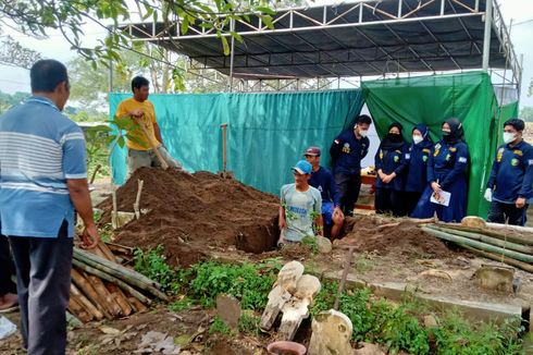 Penyebab Kematian Dilaporkan Janggal, Makam Eks Polisi di Jombang Dibongkar