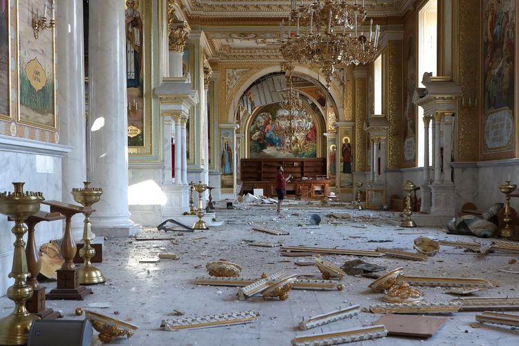 Seseorang berdiri di dalam Katedral Transfigurasi (Transfiguration Cathedral) yang rusak akibat serangan misil di Odesa, Ukraina, pada Minggu (23/7/2023), saat invasi Rusia ke negara tersebut.