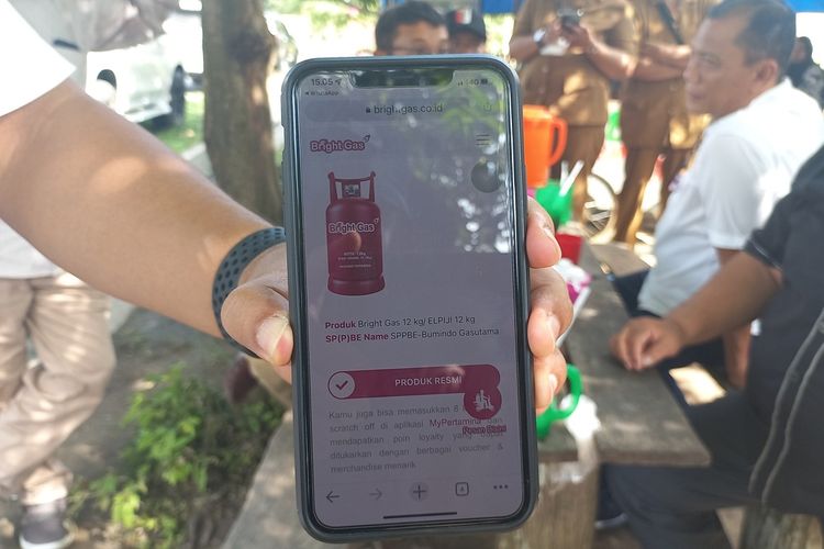 Foto: Anggota Komisi II DPRD Simalungun memeriksa tabung gas elpiji saat sidak di Kecamatan Bandar Huluan, Kabupaten Simalungun, Selasa (17/5/2022).