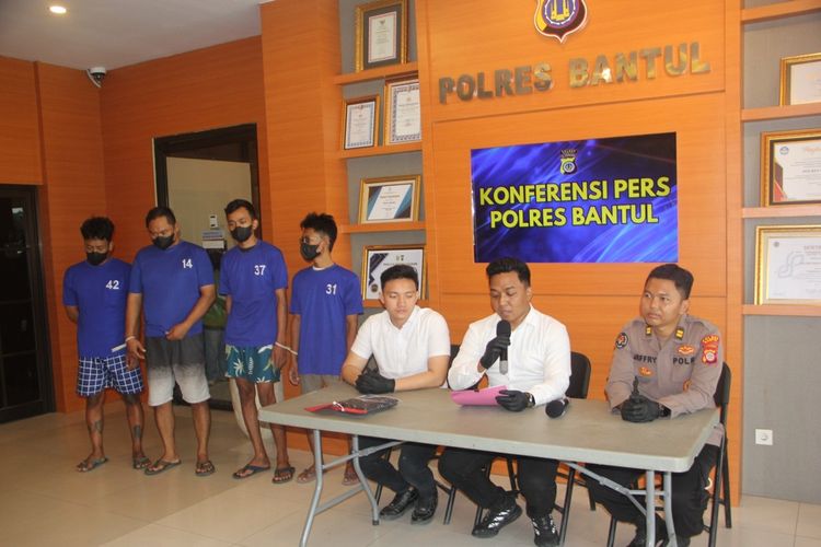 Empat orang pelaku penganiayaan terkait asmara saat di Mapolres Bantul