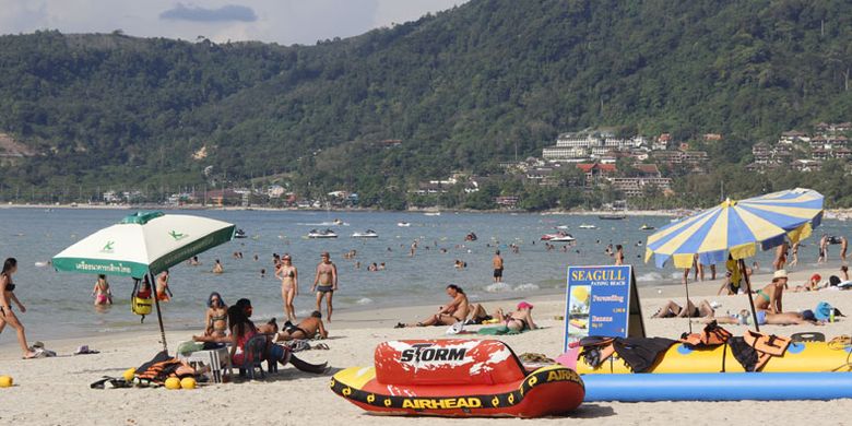 Pantai Patong di Phuket, Thailand, Sabtu (5/12/2015), merupakan destinasi wisata yang selalu diramaikan turis asing untuk berwisata bahari, menikmati sunset, olahraga parasailing, jetski atau berjalan-jalan sepanjang pantai berpasir putih serta menikmati kehidupan malam.