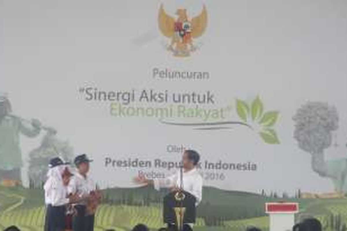 Presiden Joko Widodo saat meluncurkan Program Sinergi Aksi untuk Ekonomi Rakyat dii Brebes, Jawa Tengah Senin (11/4/2016).