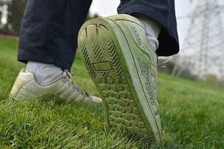 Sayangnya, tidak hanya rumput dan tanah yang ikut berwarna. Beberapa penduduk juga menemukan, bahwa pewarna tersebut dapat membuat sepatu mereka ikut "menghijau".