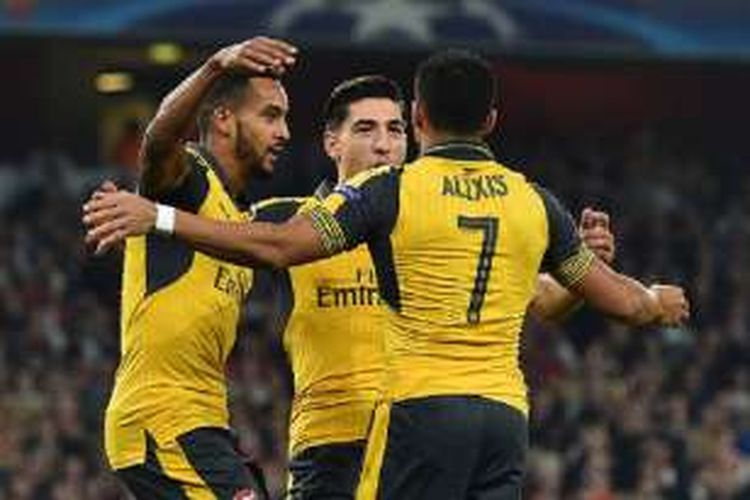 Para pemain Arsenal, Hector Bellerin dan Alexis Sanchez, merayakan gol Theo Walcott ke gawang Basel pada pertandingan Liga Champions di Stadion Emirates, Rabu (28/9/2016). 