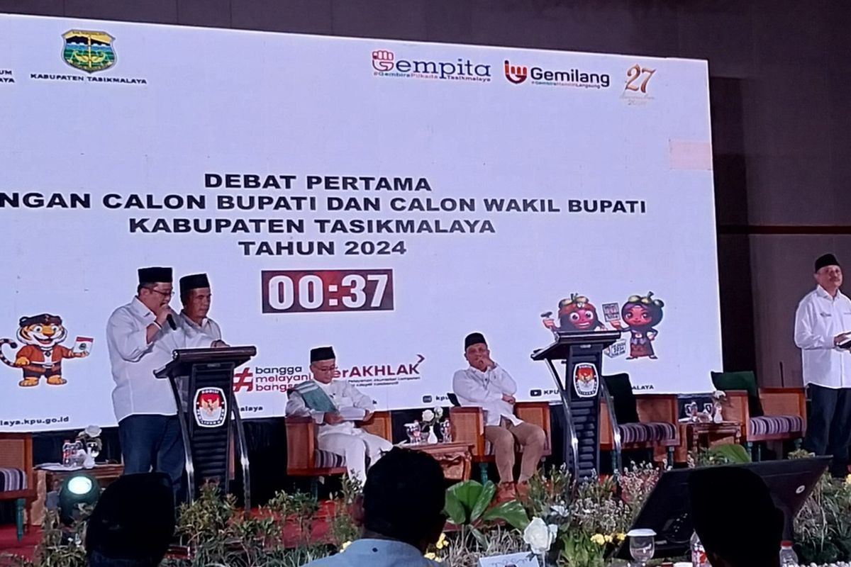 Pasangan Bupati Tasikmalaya Terpilih Ade Sugianto dan Iip Miptahul Paoz sedang mengikuti debat kandidat di Pilkada Kabupaten Tasikmalaya, Jawa Barat.