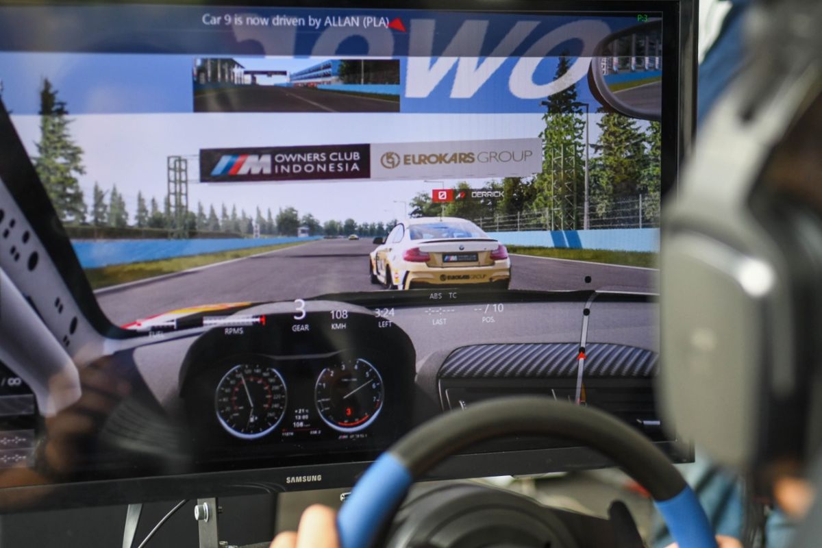 Komunitas BMW menyelenggarkan balap virtual untuk mengobati kerinduan memacu mobil di sirkuit.