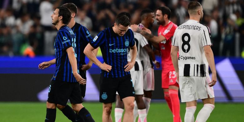 Ekspresi Piotr Zielinski (tengah) di akhir pertandingan Liga Italia 2025-2026 antara Juventus vs Inter Milan di Stadion Allianz di Turin, Italia utara, pada 13 September 2025. Juventus menang 4-3 atas Inter Milan. (Foto oleh MARCO BERTORELLO / AFP)