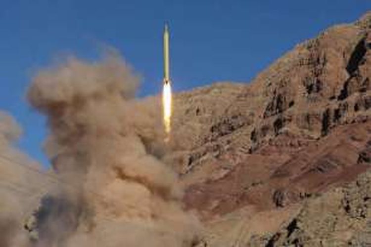Rudal balistik jarak jauh Qadr saat peluncuran di kawasan Pegunungan bagian utara Iran, 9 Maret 2016. Iran mengatakan, angkatan bersenjatanya menembakkan dua rudal balistik untuk menentang peringatan AS.