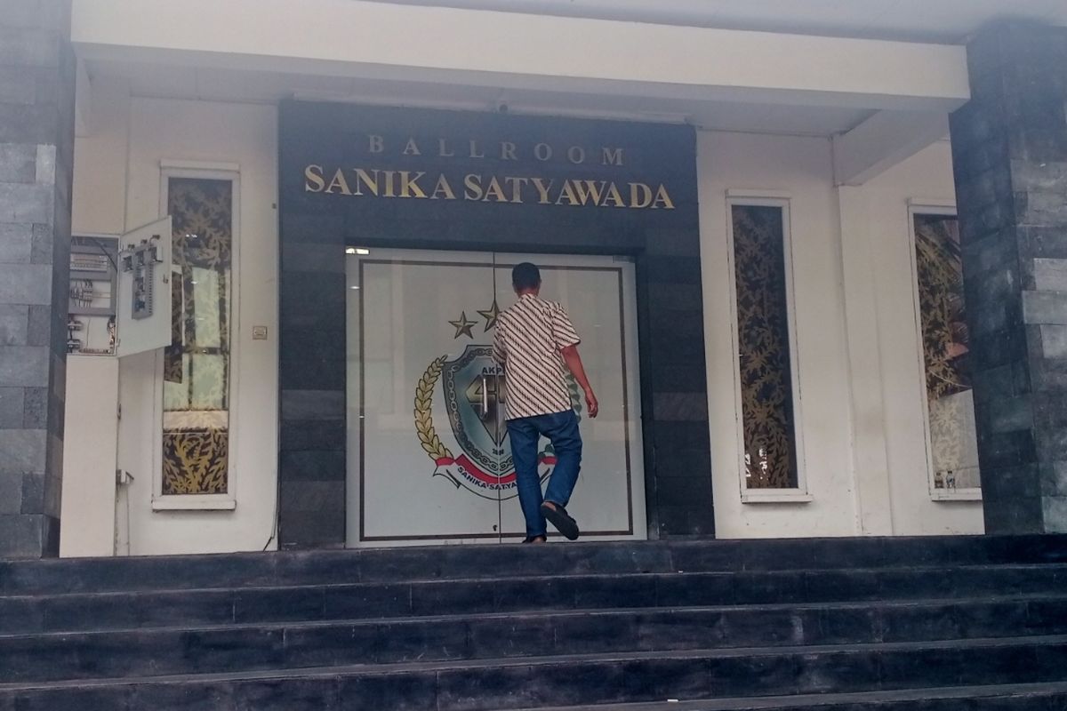Ballroom Sanika Satyawada, Mapolresta Malang Kota pada Rabu (18/9/2024) menjadi lokasi penyidik KPK dalam memeriksa sejumlah kelompok masyarakat (pokmas). 