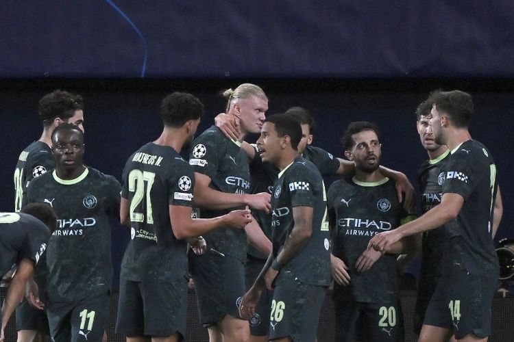 Gelandang Manchester City, Bernardo Silva (3R), merayakan gol  bersama rekan satu timnya pada laga Matchday 3 Liga Champions antara Villarreal CF dan Manchester City di Stadion La Ceramica di Vila-real pada 21 Oktober 2025.