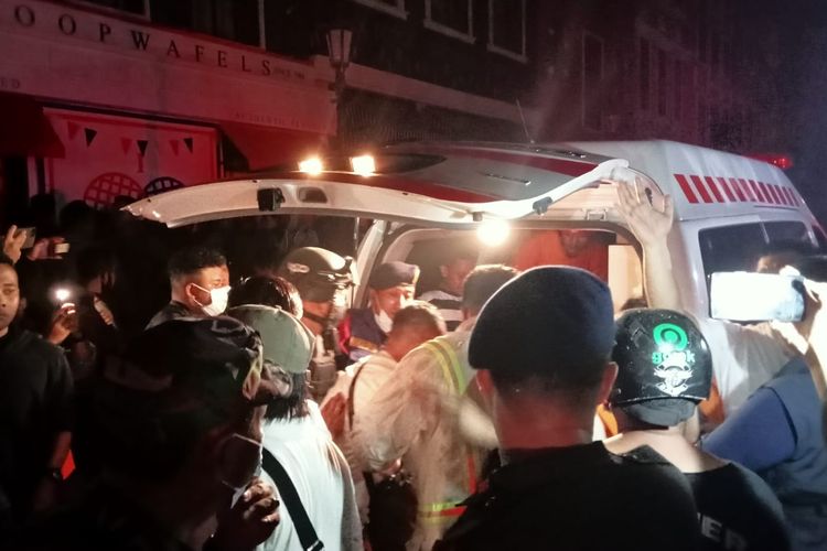 Ambulans disiapkan untuk mengevakuasi pengunjung yang terjebak kebakaran di Trans Studio Mall Makassar, Senin (24/4/2023). 