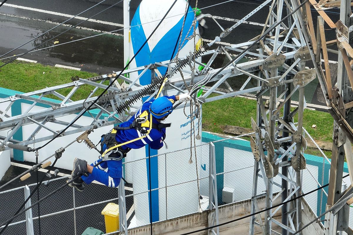 Ilustrasi petugas PLN secara rutin melakukan pemeliharaan infrastruktur guna menjaga keandalan pasokan listrik bagi masyarakat.
