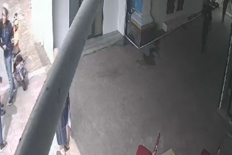 Pria yang mengaku PNS sipir salahsatu Lapas di Sulawesi asal Cigalontang, Kabupaten Tasikmalaya, Jawa Barat, membabi buta memukuli seorang Satpam tanpa sebab di RS Bersalin Respati, Cikunir, Kabupaten Tasikmalaya, Rabu (21/6/2023).