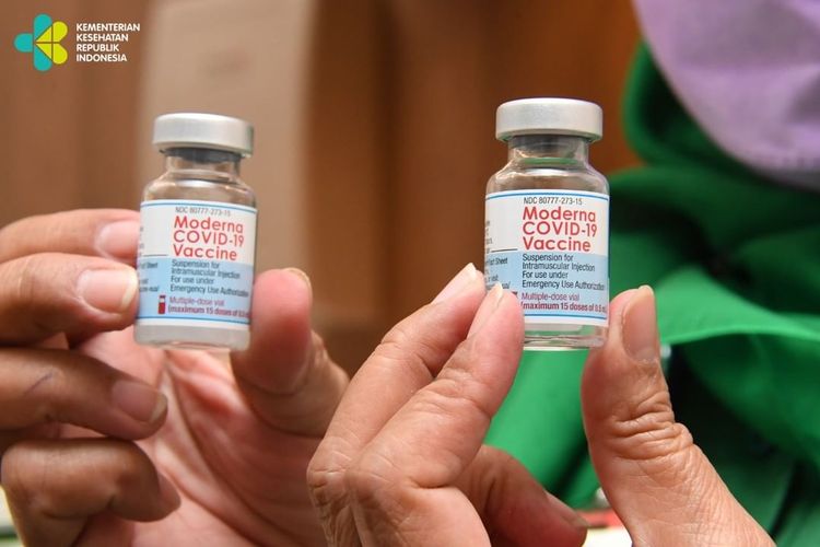 Pada Jumat (16/7/2021) Kementerian Kesehatan memulai penyuntikan perdana vaksin booster menggunakan vaksin Moderna di RSCM Jakarta. Penerima vaksinasi booster adalah 50 Guru Besar FKUI serta sejumlah dokter lainnya.