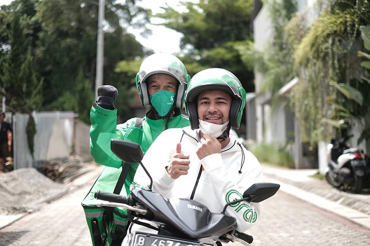 Raffi Ahmad membonceng mitra pengemudi Grab, Bapak Warsito, saat peluncuran Hari Mitra Grab.