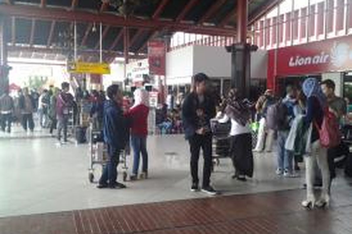 Ratusan penumpang yang akan mudik tampak memadati Terminal 1A Bandara Soekarno Hatta, Tangerang, Kamis (24/7/2014).