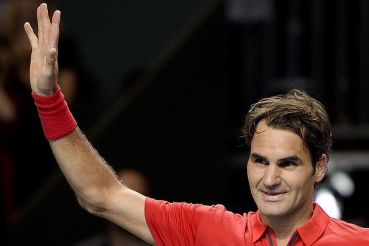 Petenis Swiss Roger Federer melambaikan tangan kepada para penonton setelah mengalahkan Mikhail Kukushkin dari Kazakhstan pada partai kedua perempat final Davis Cup, Jumat (4/4/2014). Federer menang 6-4, 6-4, 6-2.