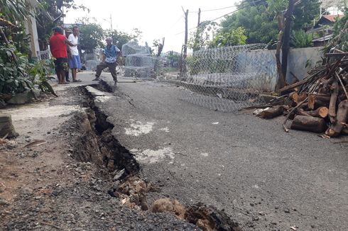 Jalan Kesatrian Kebon Manggis Ambles, Akses Warga Terputus