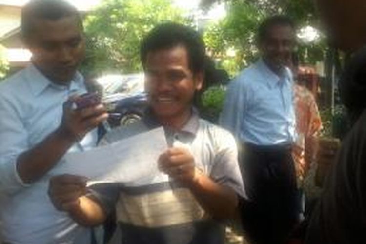 Surana (48) menunjukkan tanda terima pembayaran denda, di halaman Kantor Kelurahan Kebon Kacang, Jakarta Pusat, Kamis (15/8/2013). Pedagang martabak itu telah menjalani sidang tindak pidana ringan (tipiring) dan dikenai sanksi denda Rp 100.000.