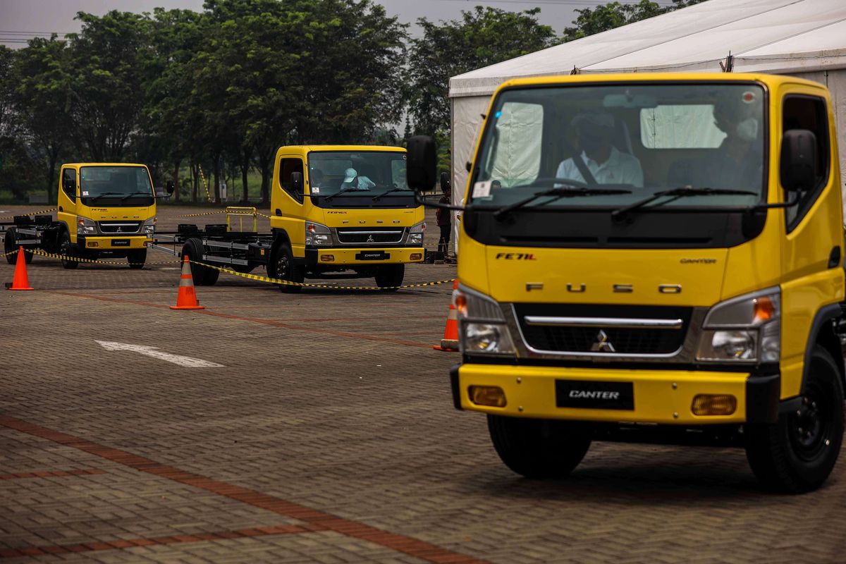 Mitsubishi Fuso Canter Euro 4 saat sesi media test drive Fuso di Tangerang, Jumat (25/3/2022). Total ada 29 varian yang disediakan KTB dengan rincian, 15 tipe untuk Fuso Canter di segmen light duty truck, dan sisanya 14 tipe untuk Fighter X di segmen medium duty truck.