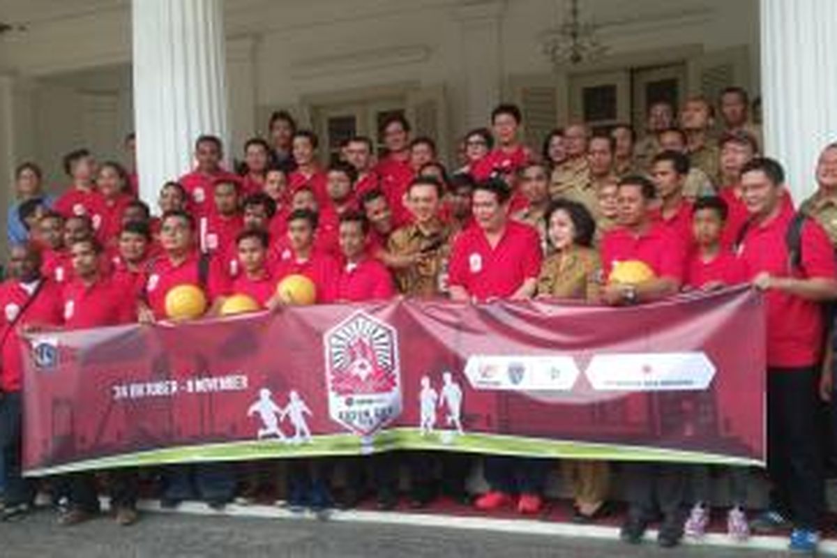 Gubernur DKI Jakarta Basuki Tjahaja Purnama saat berfoto bersama perwakilan Uni Papua dan para manajer dari 18 tim peserta Jakarta Football Festival Rusun Cup 2015, di  di Balai Kota DKI Jakarta, Selasa (29/9/2015)