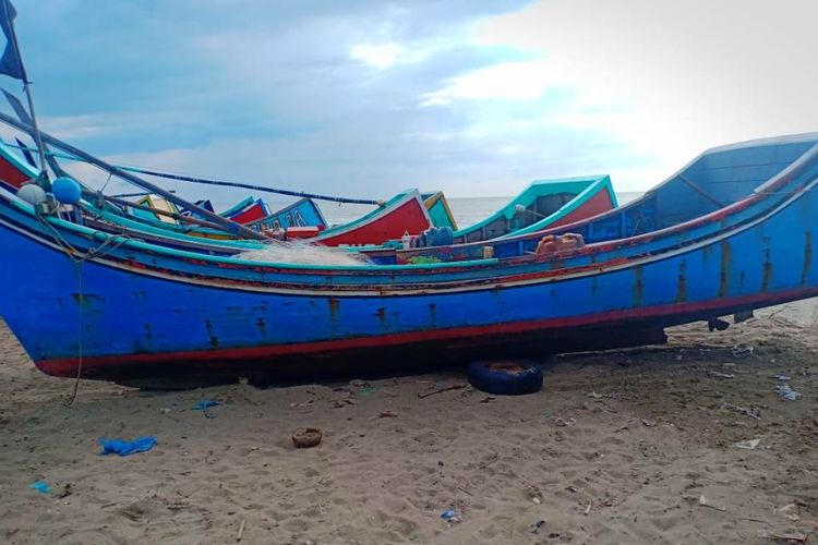 Boat nelayan Aceh Timur yang diselamatkan ke Pantai Seunuddon, Kabupaten Aceh Utara, Senin (24/6/2019)