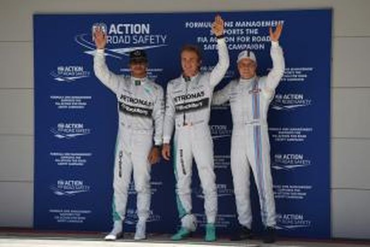 Pebalap Mercedes asal Jerman, Nico Rosberg (tengah), berpose bersama rekan satu timnya, Lewis Hamilton (kiri), dan pebalap Williams, Valtteri Bottas, setelah menyelesaikan sesi kualifikasi GP AS di Sirkuit Americas, Sabtu (01/11/2014).