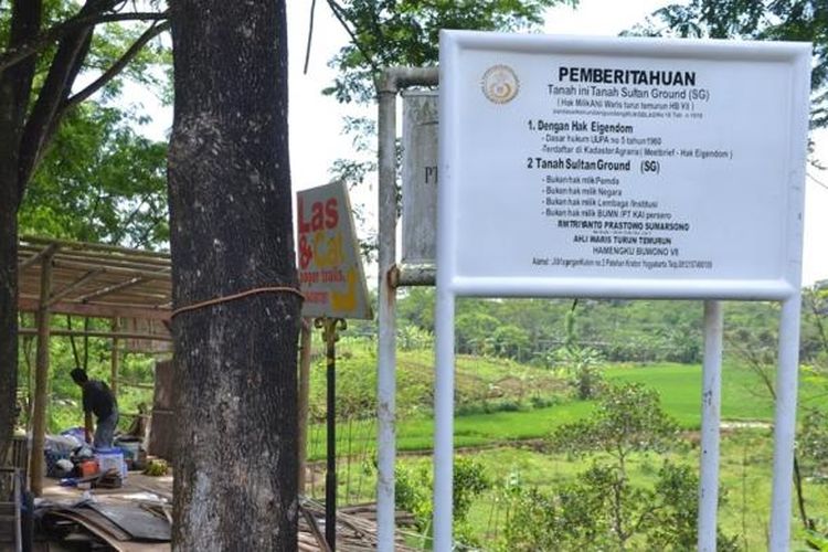 Sebuah plang atau papan kepemilikan Sultan Ground (SG) terpasang di tanah aset PT Kereta Api Indonesia (KAI) di Jalan Sidotopo, Kelurahan Kedungasari, Kota Magelang, Jawa Tengah, Selasa (7/2/2017)
