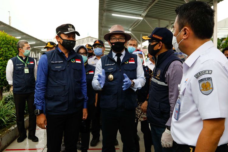 Gubernur Jawa Barat, Ridwan Kamil dan Walikota Bogor, Bima Arya Sugiarto memantau pelaksanaan rapid test dan tes usap Covid-19 pada penumpang KRL Commuter Line di Stasiun Bogor, Jumat (26/6/2020). Kegiatan yang dilakukan tim gugus tugas penanganan Covid-19 Jawa Barat ini dilakukan untuk memetakan sebaran Covid-19.