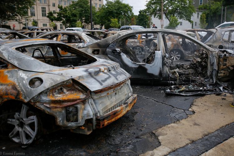 Bangkai mobil-mobil yang dibakar saat kerusuhan demo penembakan Jacob Blake di Kenosha, Negara Bagian Wisconsin, Amerika Serikat, Selasa (25/8/2020).