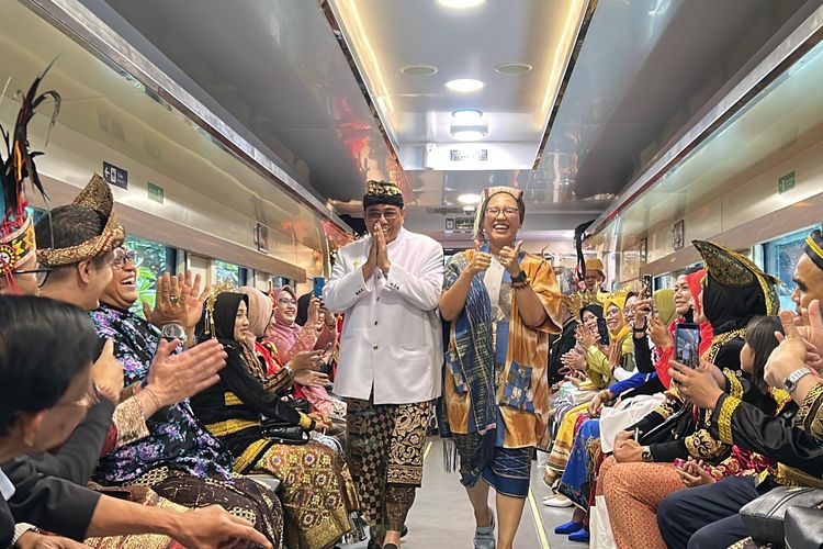 Peragaan busana adat Nusantara digelar di atas kereta api sebagai bagian dari perayaan HUT ke-80 KAI yang berhasil mencatatkan rekor MURI.