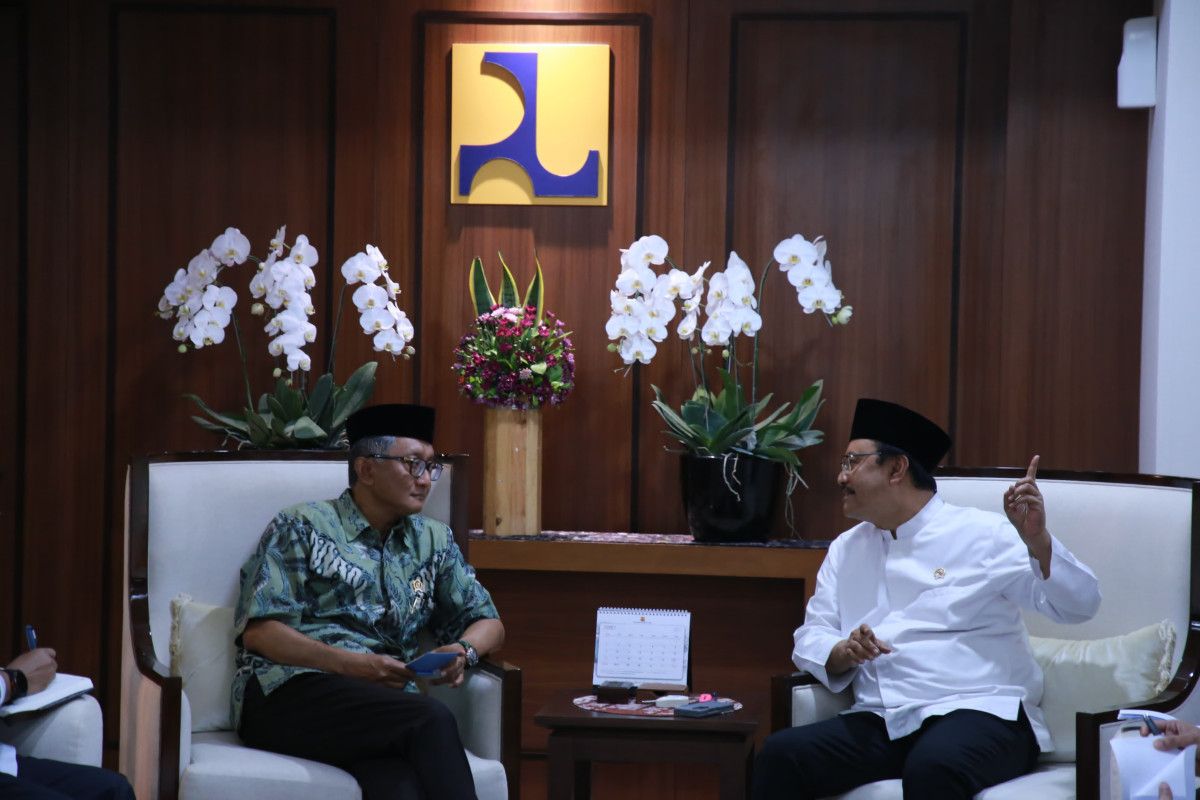 Menteri Sosial (Mensos), Saifullah Yusuf menemui Menteri Pekerjaan Umum (PU), Dody Hanggodo di Kantor Kementerian PU, Jakarta, Kamis (6/3/2025).