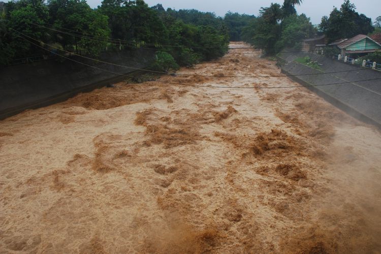 Lokasi Bendungan Katulampa, Bogor, Senin (5/2/2018). Sejak pagi, ketinggian muka air di bendungan ini sudah mencapai 220 sentimeter dan berstatus Siaga 1.