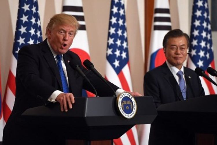 Presiden AS Donald Trump bersama Presiden Korea Selatan Moon Jae-in.