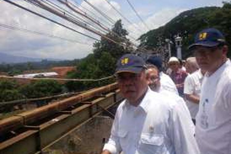 Menteri Pekerjaan Umum dan Perumahan Rakyat Basuki Hadimuljono meninjau banjir bandang di Garut, Kamis (22/9/2016).