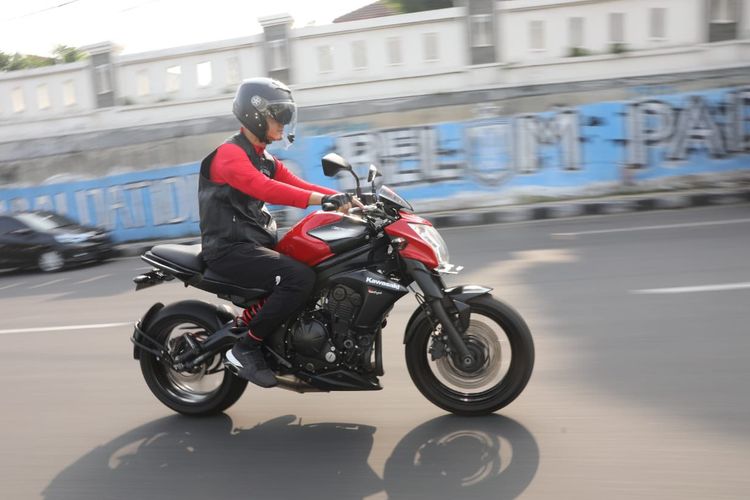 Gubernur Jawa Tengah, Ganjar Pranowo mengendarai sepeda motor.