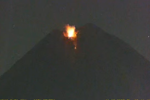 Gunung Semeru Luncurkan 4 Kali Guguran Lava Sejauh 800 Meter ke Besuk Kobokan